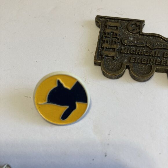 Mixed Lot Vintage Railroad Pins Chessie System Michigan Division - Picture 3 of 5